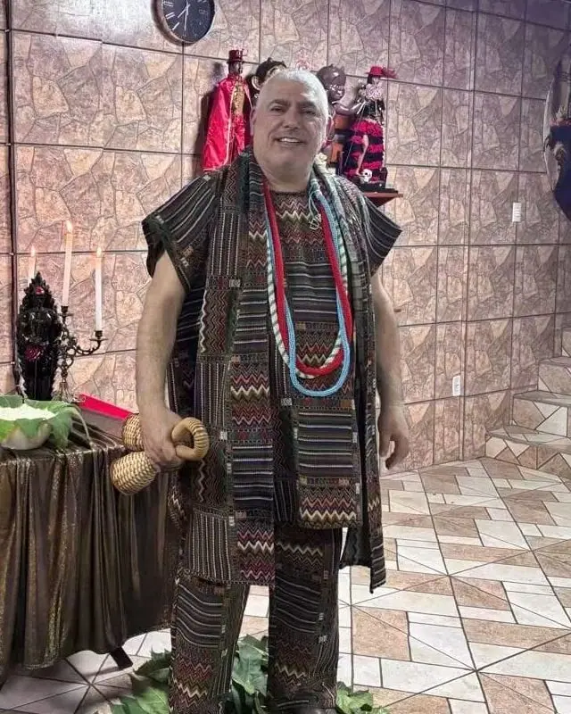 Henrique T’Oyá no Templo, com roupa de ritual e guias